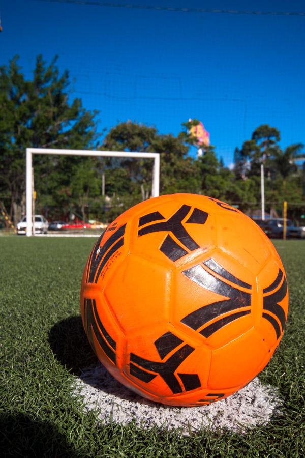 Balon de futbol en el punto penal