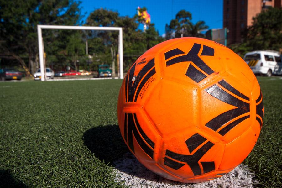 Balon de futbol en el punto penal