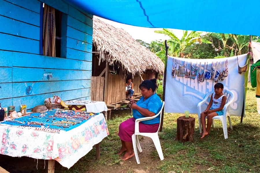 Indigena Elaborando Artesanias en Bocas del Toro, ...