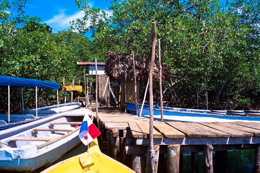 Canoas en un muelle en Bocas del Toro