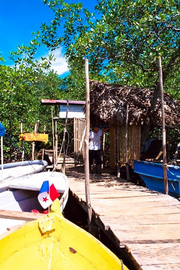 Canoas en un muelle en Bocas del Toro