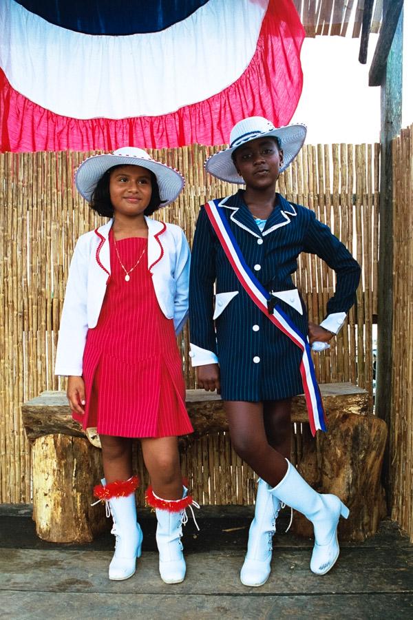 Niñas Sentadas a la Entrada de un Muelle en Bocas...