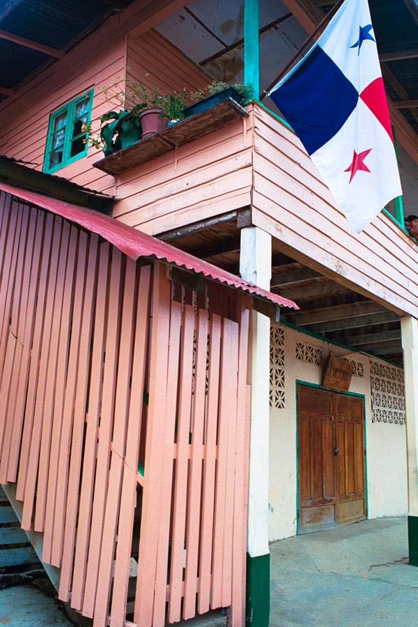 Fachada de una Casa con Bandera de Panama en Bocas...