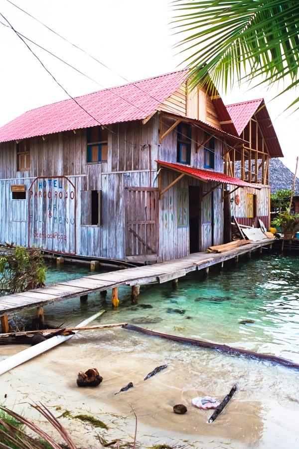 Fachada de un palafito en Bocas del Toro, Panama