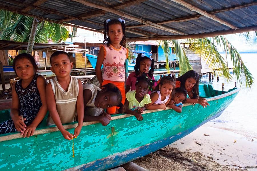 Niños en una Canoa en Bocas del Toro, Panama