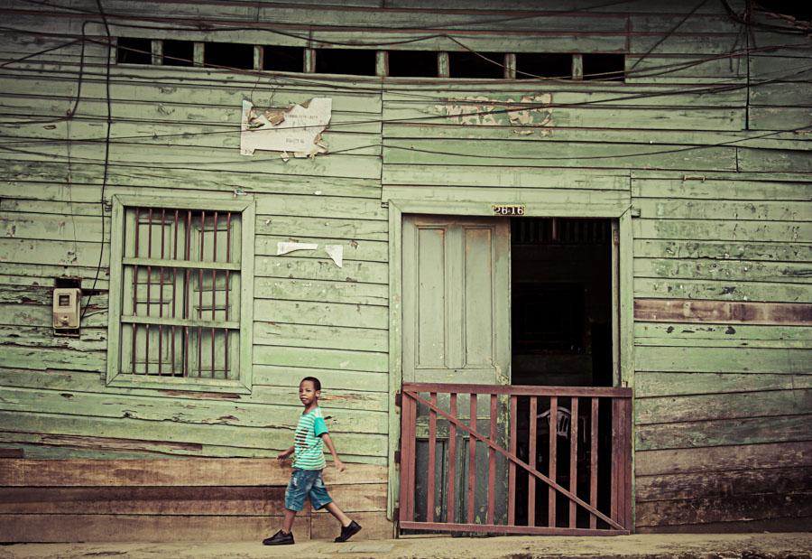 Niño Caminando, Quibdo, Choco, Colombia