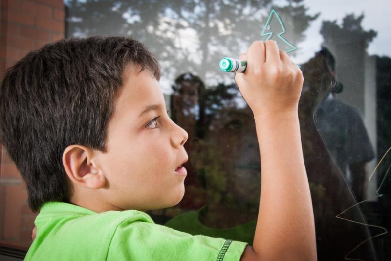 Niño Dibujando en una Ventana