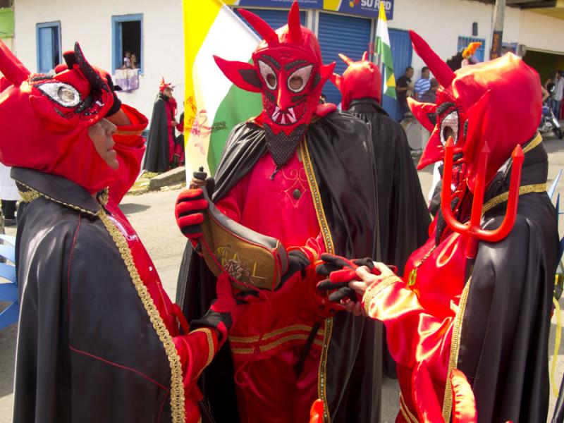 Personas con disfraz de Diablo,Carnaval de Riosuci...