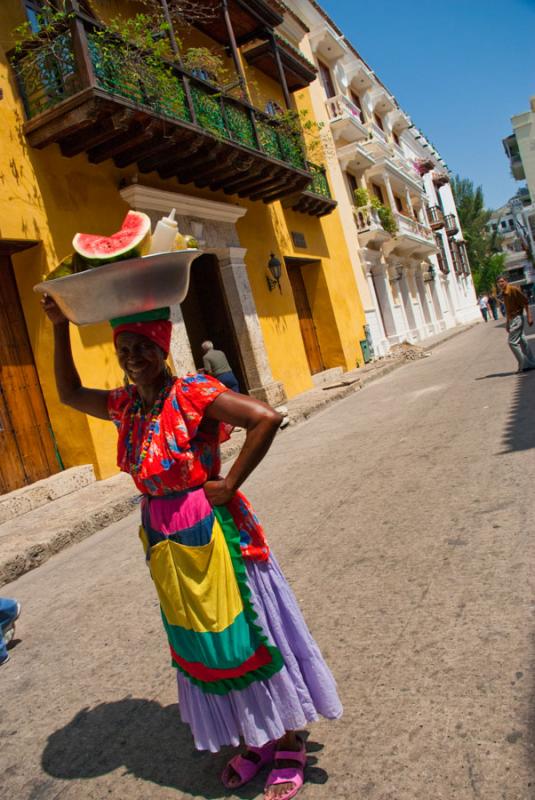 Palenquera en la Ciudad Amurallada, Cartagena, Bol...