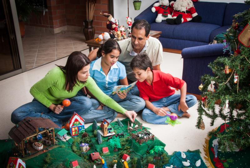 Familia Alrededor del Pesebre