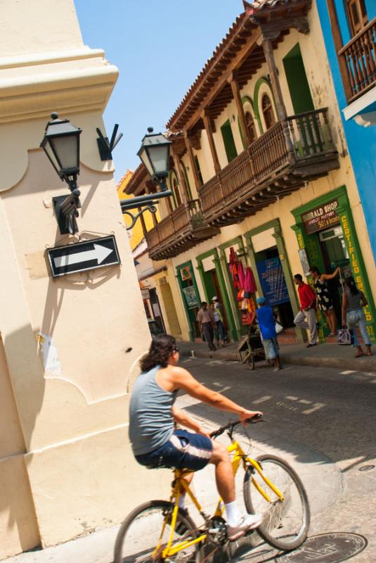 Calle Colonial de la Ciudad Amurallada, Cartagena,...