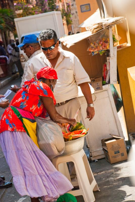 Palenquera en la Ciudad Amurallada, Cartagena, Bol...