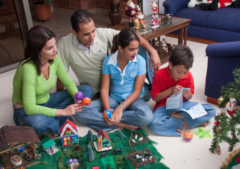 Familia Alrededor del Pesebre