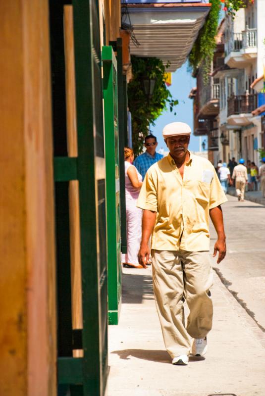 Hombre Caminando por la Ciudada Amurallada, Cartag...