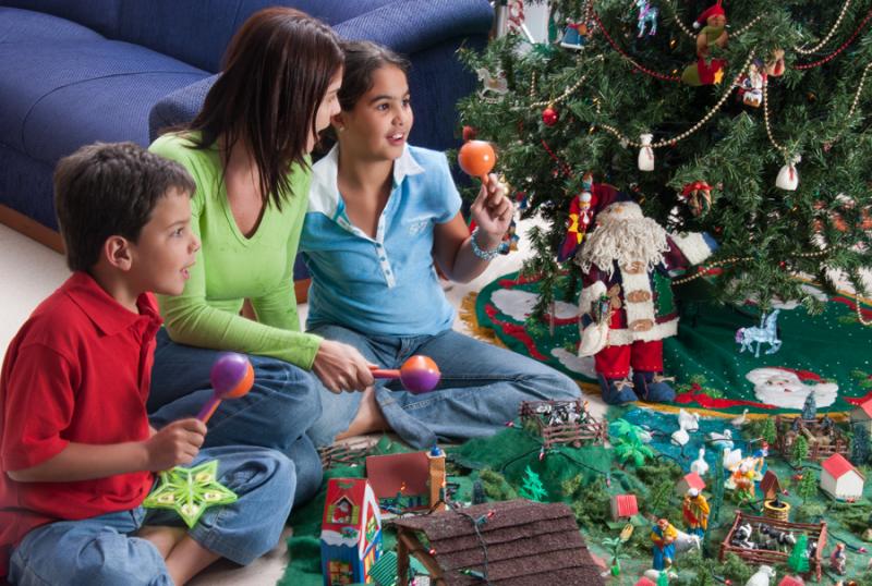 Familia Alrededor del Pesebre