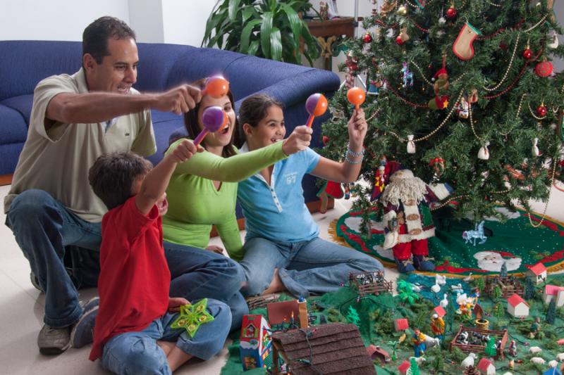 Familia Alrededor del Pesebre