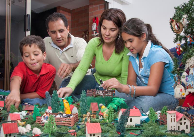 Familia Alrededor del Pesebre