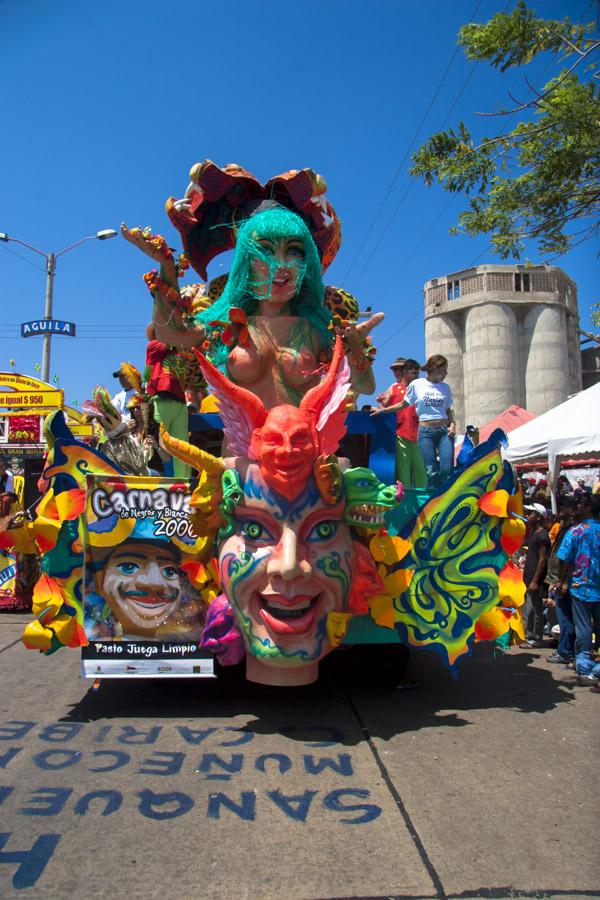 Carroza del Carnaval de negros y Blancos en la Bat...