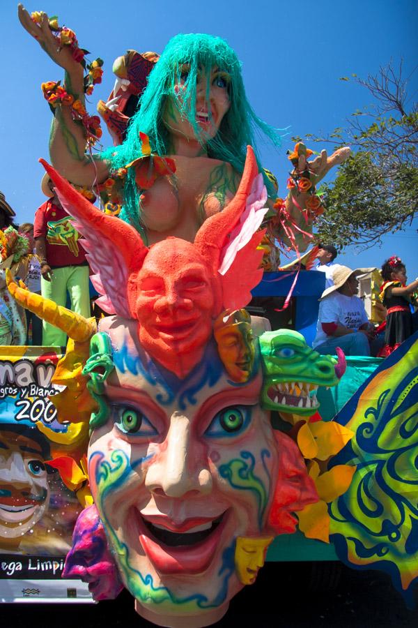 Carroza del Carnaval de negros y Blancos en la Bat...