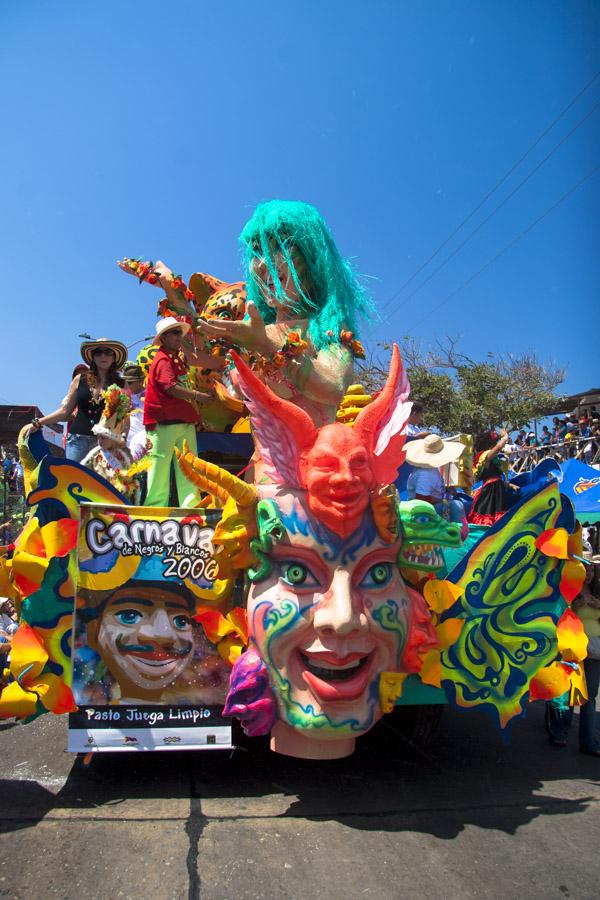 Carroza del Carnaval de negros y Blancos en la Bat...