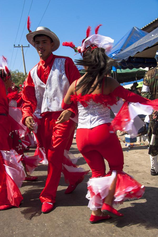 Pareja de Hombre y Mujer Desfilando en la Batalla ...