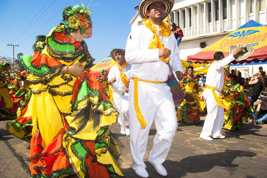 Comparsa desfilando en la Batalla de Flores, Carna...