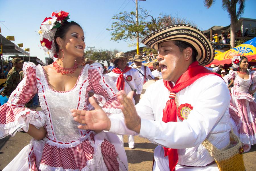 Pareja de Hombre y Mujer Bailando Cumbia en la Bat...