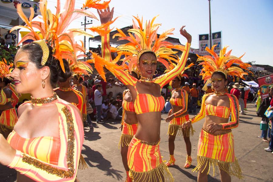 Comparsa Bailando en la Batalla de Flores, Carnava...