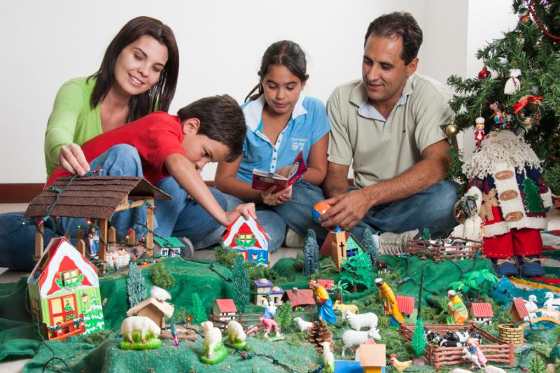 Familia Alrededor del Pesebre