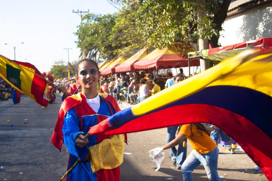 Mujer Ondeando la Bandera de Colombia en la Batall...