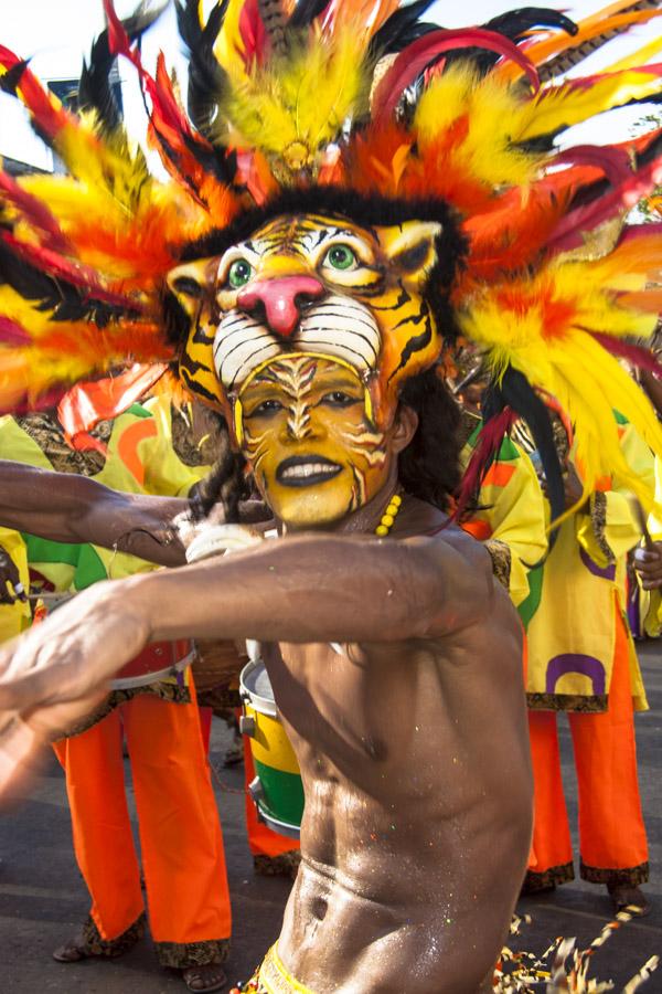 Hombre Disfrazado en la Batalla de Flores, Carnava...