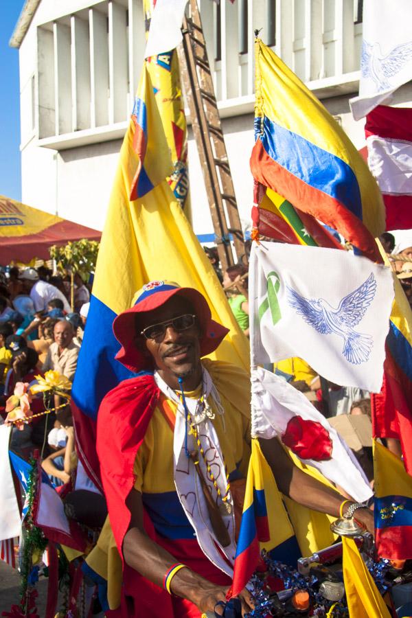 Hombre en Bicicleta con Banderas de Colombia en la...