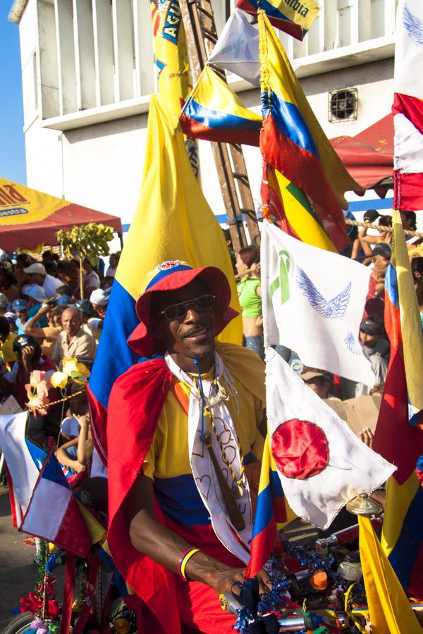 Hombre en Bicicleta con Banderas de Colombia en la...