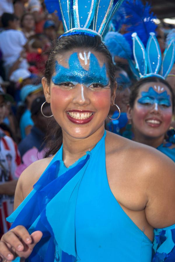 Mujer Disfrazada Desfilando en la Batalla de Flore...