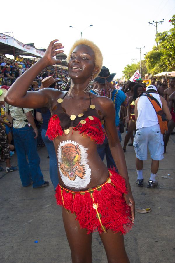 Mujer Disfrazada Bailando en el Rumbodromo, Batall...