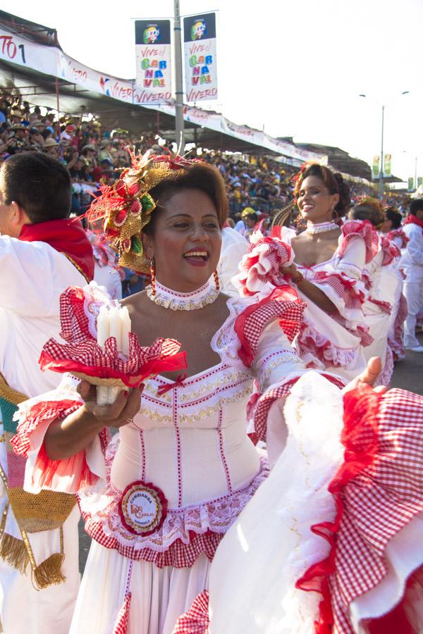 Mujer con traje de Cumbia en la Batalla de Flores,...