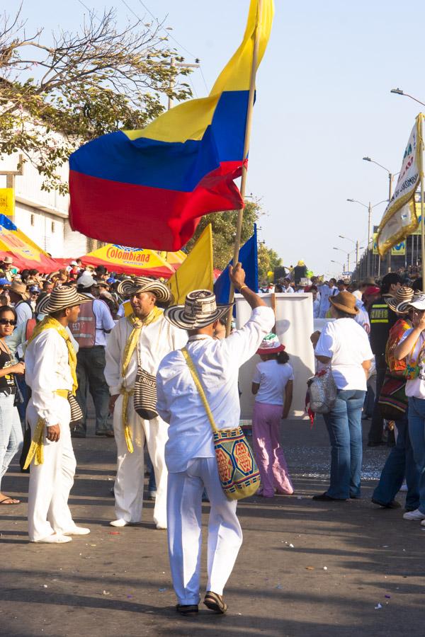 Hombre Ondeando la Bandera de Colombia en la Batal...
