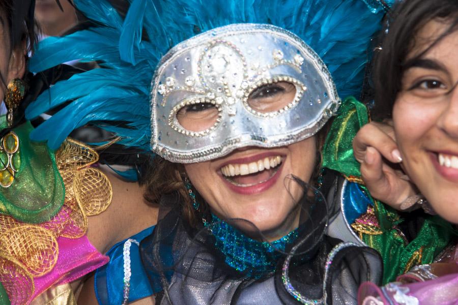 Mujer con Antifaz en la Batalla de Flores, Carnava...