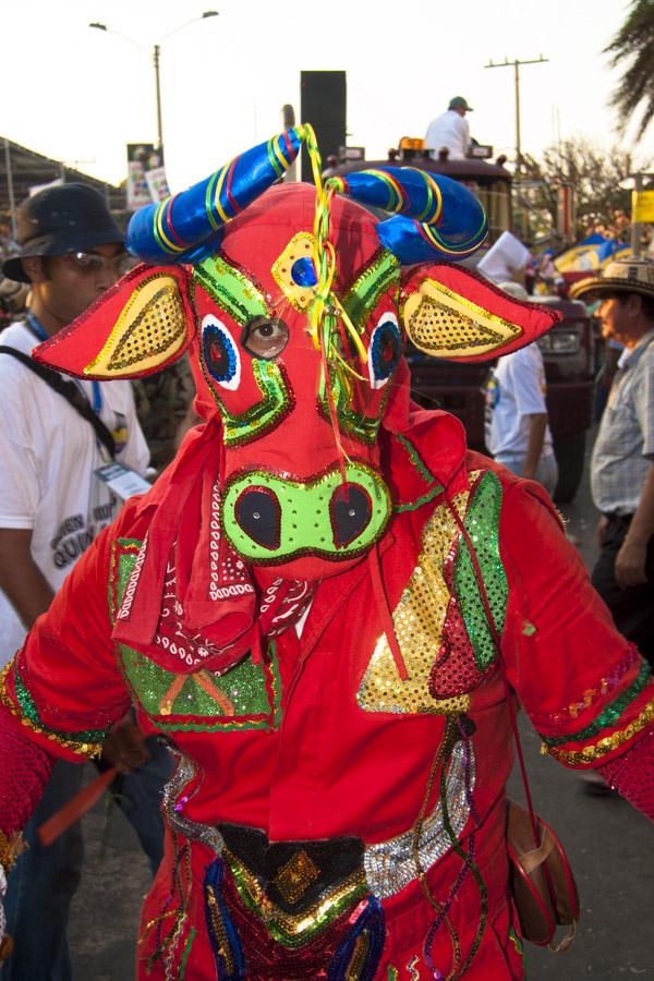 Persona Disfrazada de el Torito en la Batalla de F...