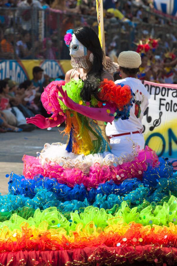 Persona Disfrazada en la Via 40 en el Desfile de F...