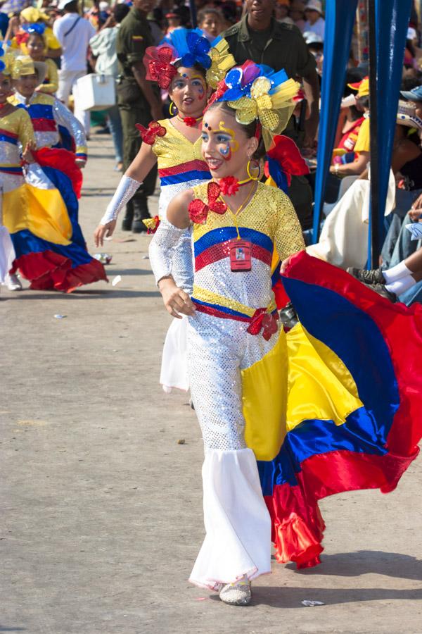 Niña con la Bandera de Colombia en la Via 40, Des...