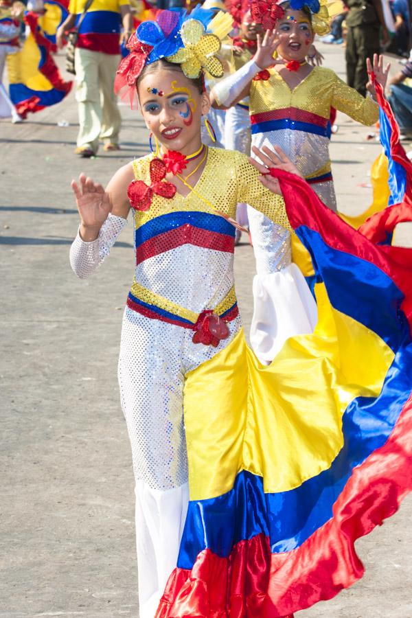 Niña con la Bandera de Colombia en la Via 40, Des...