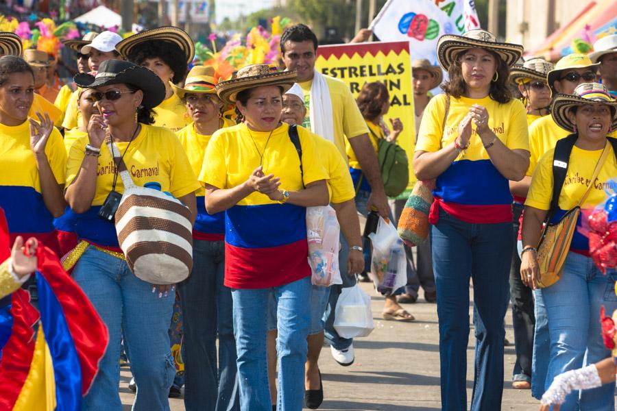 Personas Vestidas con los Colores Patrios en el De...