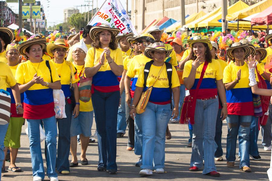 Personas Vestidas con los Colores Patrios en el De...