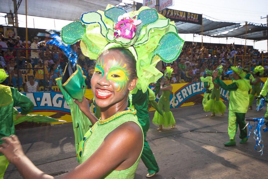 Mujer con Tocado en Comparsa en el Desfile de Fant...