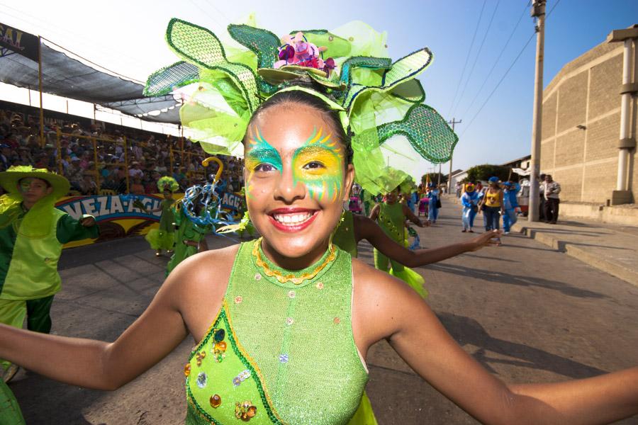 Mujer con Tocado en Comparsa en el Desfile de Fant...