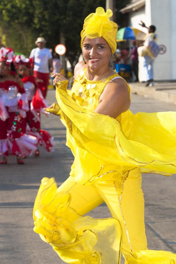 Mujer Vestida de Amarillo Bailando en el Desfile d...