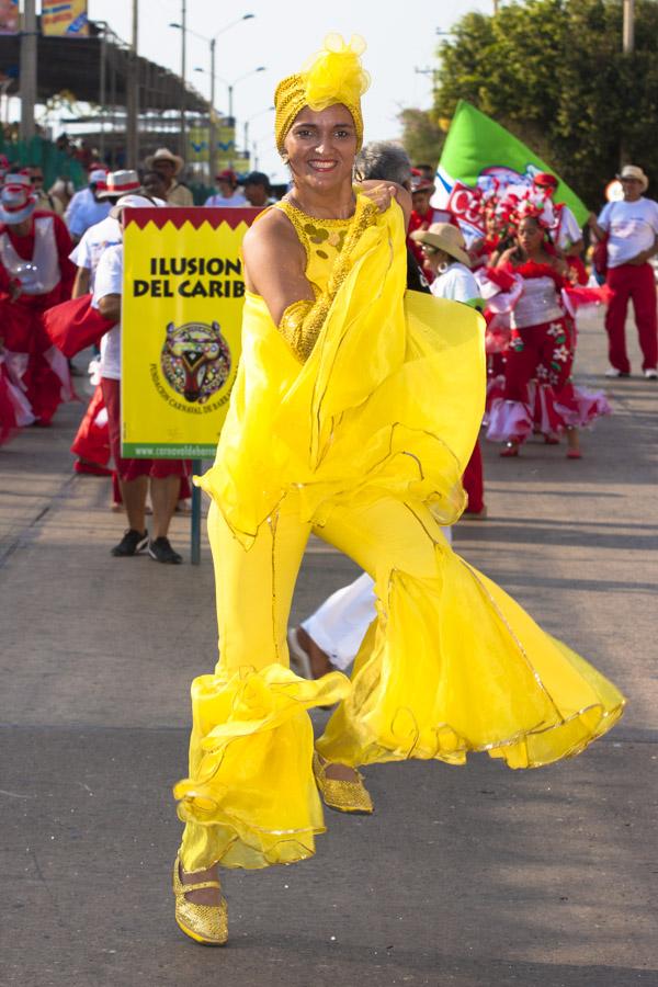 Mujer Vestida de Amarillo Bailando en el Desfile d...