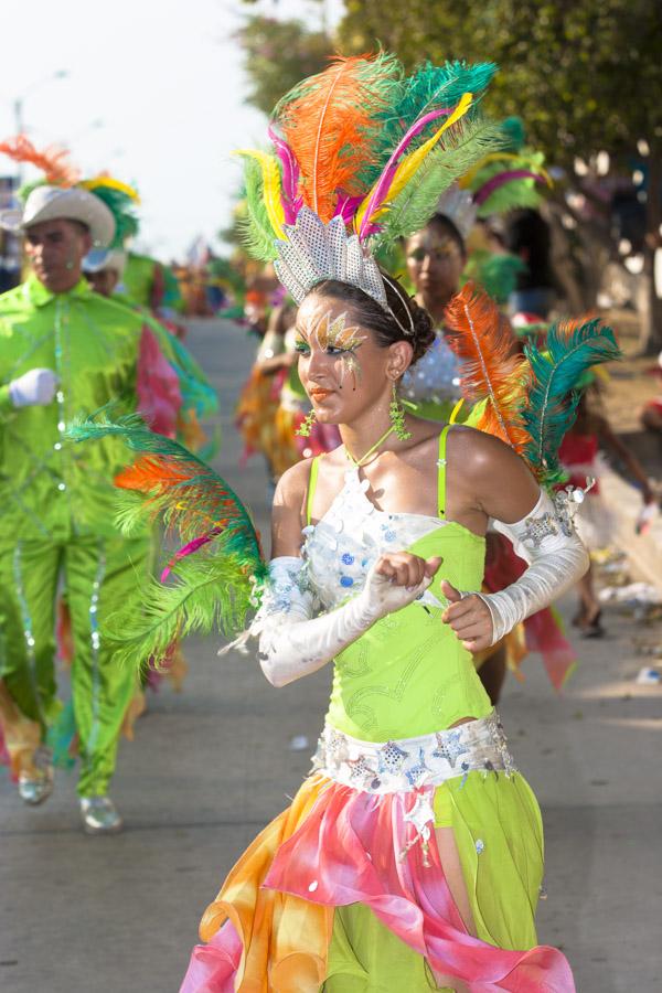 Mujer Disfrazada Bailando en el Desfile de Fantasi...