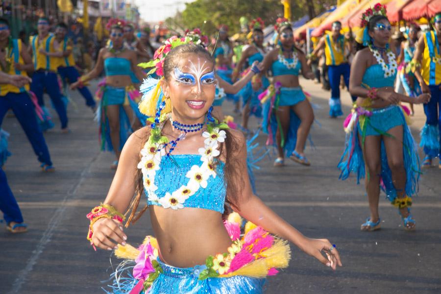 Mujer Disfrazada Bailando en el Desfile de Fantasi...